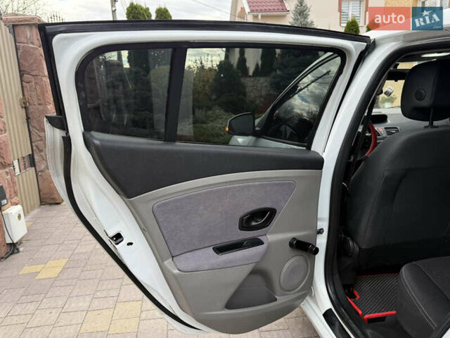 Белый Рено Меган, объемом двигателя 1.5 л и пробегом 247 тыс. км за 5433 $, фото 35 на Automoto.ua