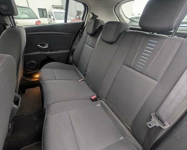 Белый Рено Меган, объемом двигателя 1.6 л и пробегом 206 тыс. км за 5300 $, фото 12 на Automoto.ua