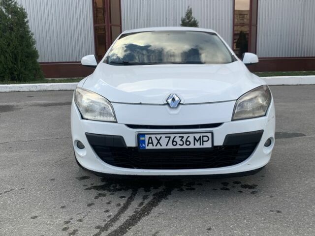 Белый Рено Меган, объемом двигателя 1.5 л и пробегом 252 тыс. км за 5200 $, фото 2 на Automoto.ua
