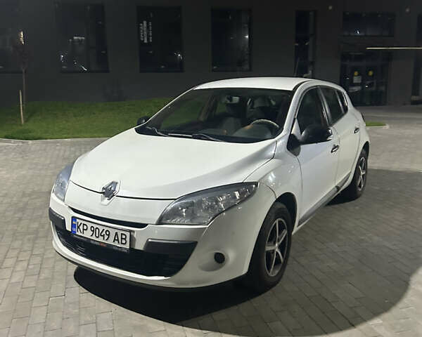 Белый Рено Меган, объемом двигателя 1.6 л и пробегом 239 тыс. км за 6999 $, фото 2 на Automoto.ua