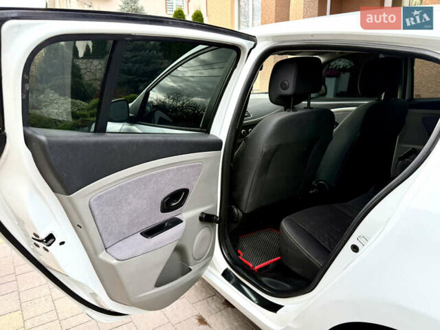 Белый Рено Меган, объемом двигателя 1.5 л и пробегом 247 тыс. км за 5433 $, фото 34 на Automoto.ua