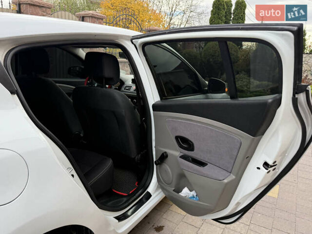 Белый Рено Меган, объемом двигателя 1.5 л и пробегом 247 тыс. км за 5433 $, фото 43 на Automoto.ua