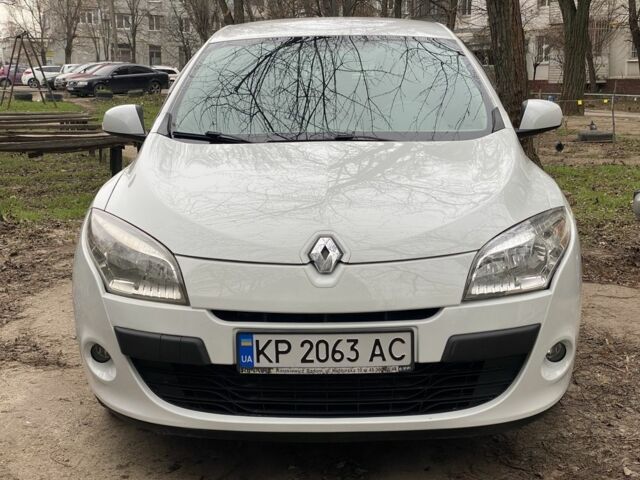 Белый Рено Меган, объемом двигателя 1.5 л и пробегом 210 тыс. км за 6200 $, фото 1 на Automoto.ua