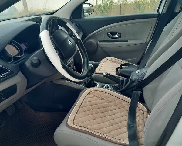 Рено Меган 2010 в Арцизе на Automoto.ua Белый Рено Меган, объемом двигателя 1.5 л и пробегом 336 тыс. км за 5899 $, фото 6 на Automoto.ua