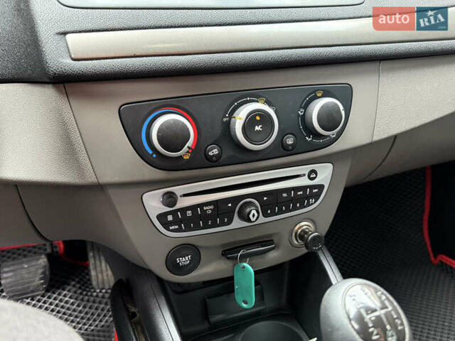 Белый Рено Меган, объемом двигателя 1.5 л и пробегом 247 тыс. км за 5433 $, фото 31 на Automoto.ua