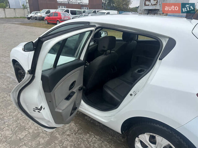 Белый Рено Меган, объемом двигателя 1.46 л и пробегом 350 тыс. км за 4199 $, фото 8 на Automoto.ua