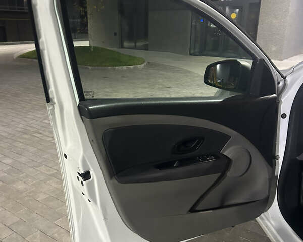 Белый Рено Меган, объемом двигателя 1.6 л и пробегом 239 тыс. км за 6999 $, фото 10 на Automoto.ua