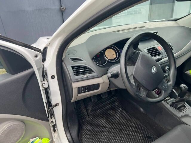 Белый Рено Меган, объемом двигателя 1.5 л и пробегом 210 тыс. км за 5500 $, фото 4 на Automoto.ua