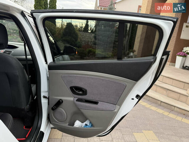 Белый Рено Меган, объемом двигателя 1.5 л и пробегом 247 тыс. км за 5433 $, фото 44 на Automoto.ua