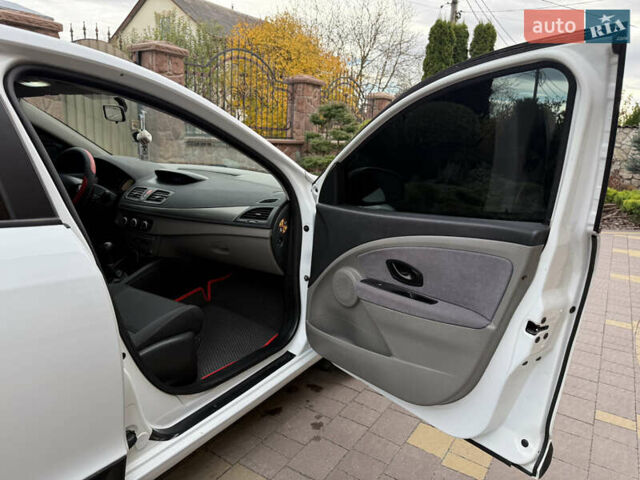 Белый Рено Меган, объемом двигателя 1.5 л и пробегом 247 тыс. км за 5433 $, фото 49 на Automoto.ua