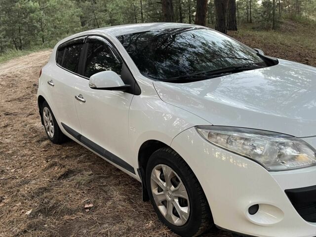 Білий Рено Меган, об'ємом двигуна 1.5 л та пробігом 240 тис. км за 6800 $, фото 2 на Automoto.ua