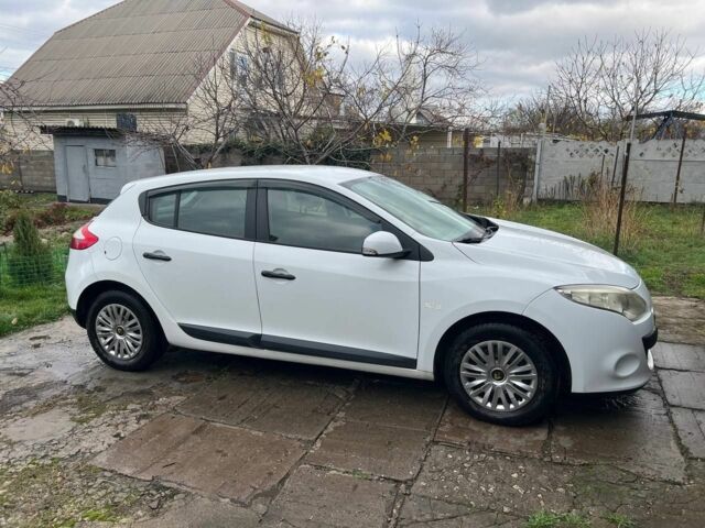 Белый Рено Меган, объемом двигателя 1.5 л и пробегом 210 тыс. км за 5500 $, фото 2 на Automoto.ua