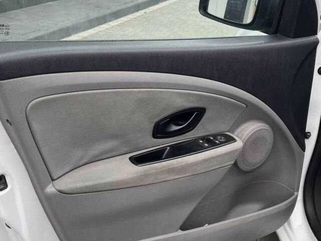 Белый Рено Меган, объемом двигателя 1.5 л и пробегом 303 тыс. км за 5200 $, фото 6 на Automoto.ua