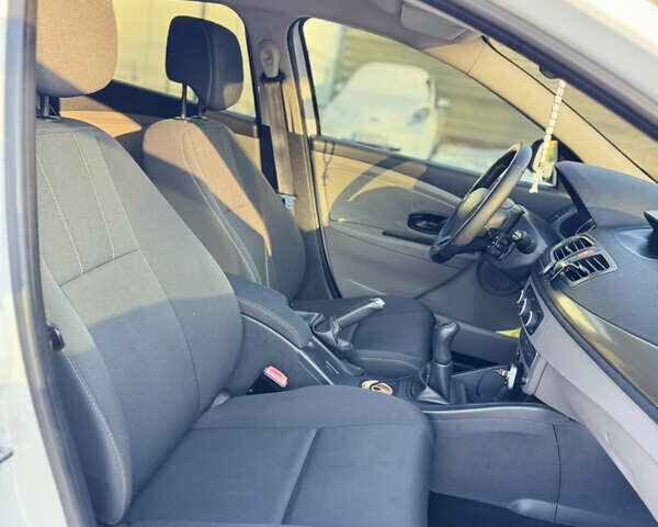 Білий Рено Меган, об'ємом двигуна 1.6 л та пробігом 173 тис. км за 7400 $, фото 22 на Automoto.ua