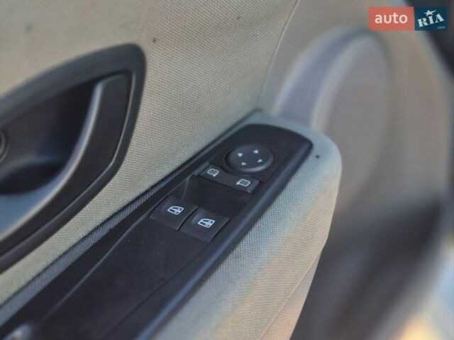 Белый Рено Меган, объемом двигателя 1.5 л и пробегом 242 тыс. км за 5999 $, фото 6 на Automoto.ua