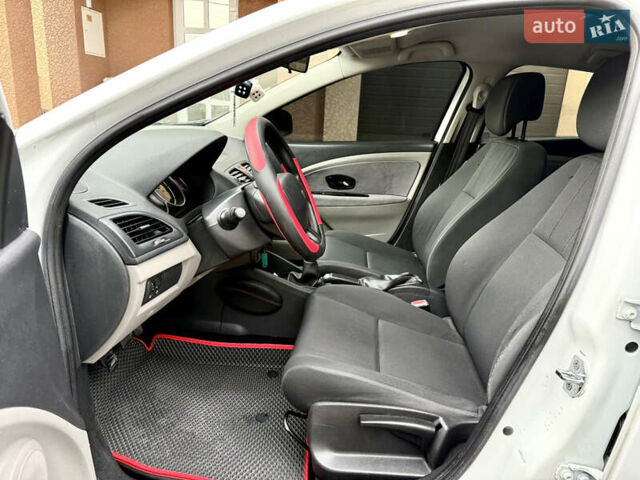 Белый Рено Меган, объемом двигателя 1.5 л и пробегом 247 тыс. км за 5433 $, фото 18 на Automoto.ua