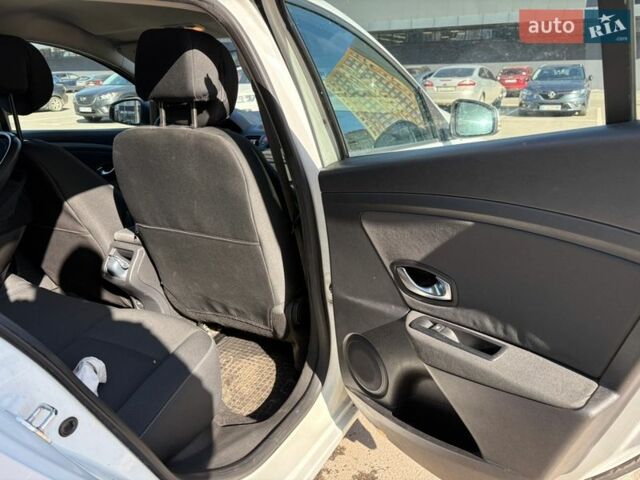 Белый Рено Меган, объемом двигателя 1.46 л и пробегом 320 тыс. км за 6100 $, фото 16 на Automoto.ua