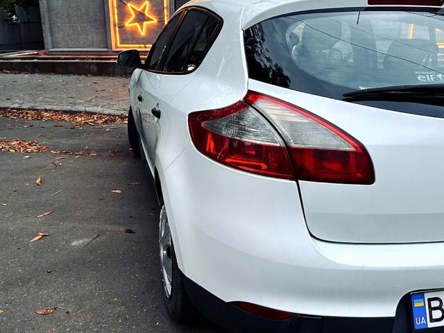 Белый Рено Меган, объемом двигателя 1.5 л и пробегом 294 тыс. км за 5300 $, фото 1 на Automoto.ua