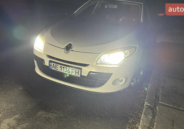 Білий Рено Меган, об'ємом двигуна 1.46 л та пробігом 250 тис. км за 7700 $, фото 24 на Automoto.ua