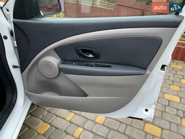 Белый Рено Меган, объемом двигателя 1.5 л и пробегом 210 тыс. км за 6450 $, фото 15 на Automoto.ua