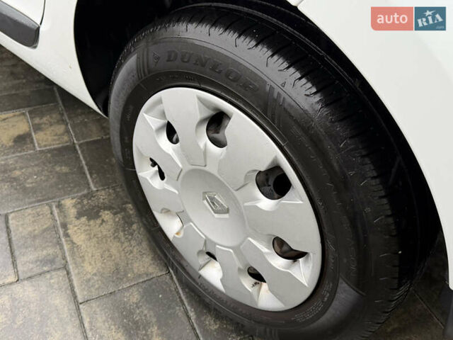 Белый Рено Меган, объемом двигателя 1.6 л и пробегом 198 тыс. км за 6200 $, фото 11 на Automoto.ua