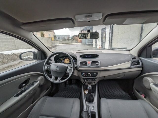 Белый Рено Меган, объемом двигателя 1.5 л и пробегом 260 тыс. км за 6400 $, фото 7 на Automoto.ua