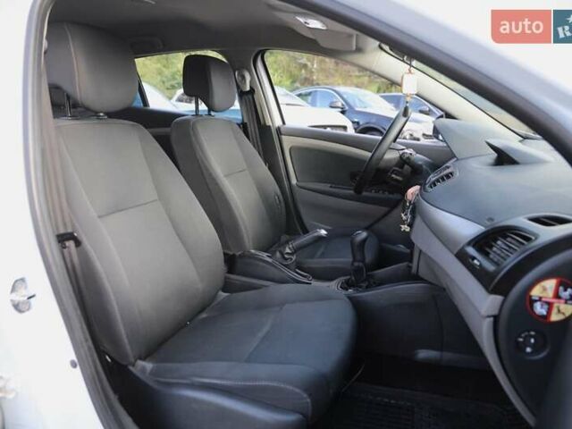 Белый Рено Меган, объемом двигателя 1.6 л и пробегом 211 тыс. км за 6700 $, фото 5 на Automoto.ua