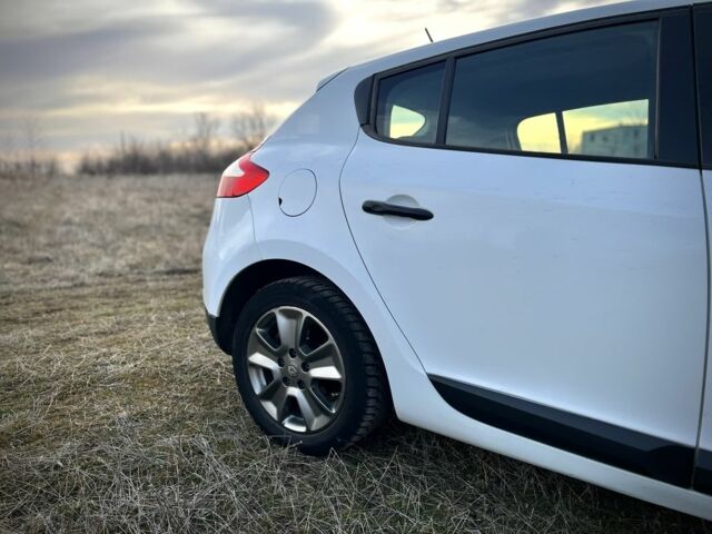 Белый Рено Меган, объемом двигателя 1.5 л и пробегом 350 тыс. км за 4800 $, фото 5 на Automoto.ua