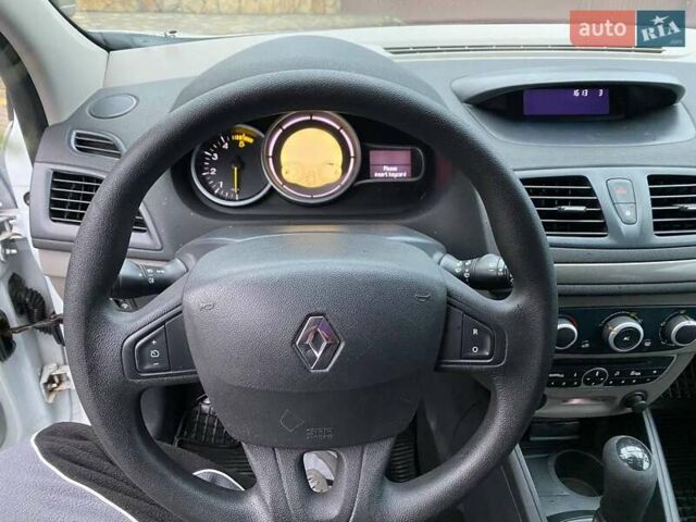 Белый Рено Меган, объемом двигателя 1.5 л и пробегом 210 тыс. км за 6450 $, фото 27 на Automoto.ua