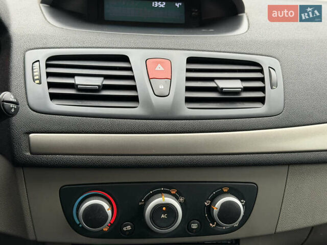 Белый Рено Меган, объемом двигателя 1.6 л и пробегом 198 тыс. км за 6200 $, фото 21 на Automoto.ua