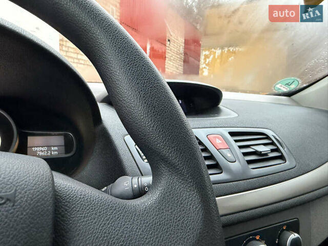 Белый Рено Меган, объемом двигателя 1.6 л и пробегом 198 тыс. км за 6200 $, фото 17 на Automoto.ua