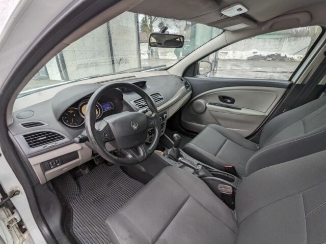 Белый Рено Меган, объемом двигателя 1.5 л и пробегом 260 тыс. км за 6400 $, фото 2 на Automoto.ua