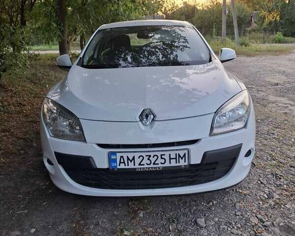 Рено Меган 2011 в Бердичеве на Automoto.ua Белый Рено Меган, объемом двигателя 1.46 л и пробегом 190 тыс. км за 5800 $, фото 1 на Automoto.ua