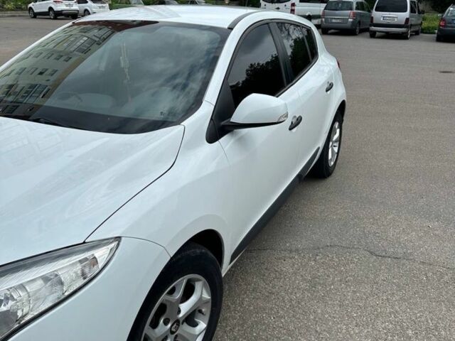 Белый Рено Меган, объемом двигателя 1.6 л и пробегом 215 тыс. км за 6800 $, фото 1 на Automoto.ua