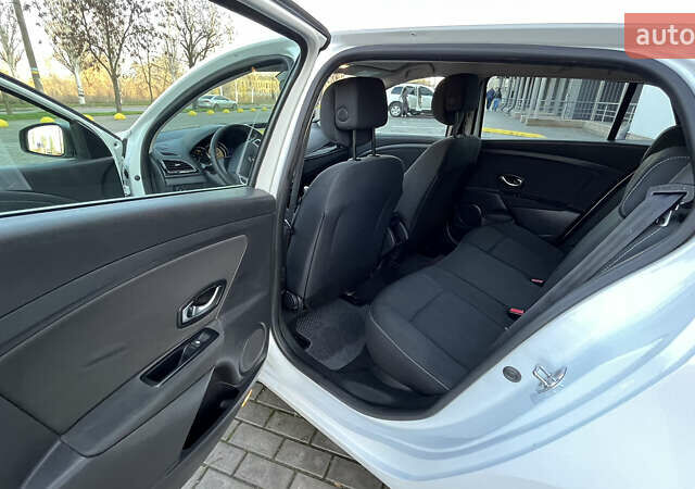 Білий Рено Меган, об'ємом двигуна 1.46 л та пробігом 250 тис. км за 7700 $, фото 14 на Automoto.ua
