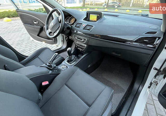 Білий Рено Меган, об'ємом двигуна 1.46 л та пробігом 250 тис. км за 7700 $, фото 18 на Automoto.ua