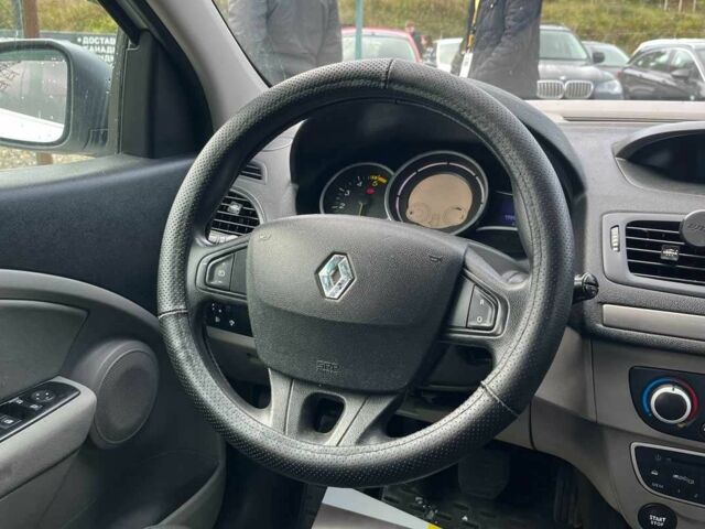 Белый Рено Меган, объемом двигателя 1.4 л и пробегом 198 тыс. км за 5900 $, фото 17 на Automoto.ua