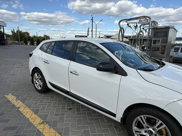 Белый Рено Меган, объемом двигателя 1.5 л и пробегом 230 тыс. км за 5601 $, фото 2 на Automoto.ua