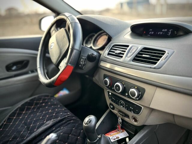 Белый Рено Меган, объемом двигателя 1.5 л и пробегом 350 тыс. км за 4800 $, фото 8 на Automoto.ua