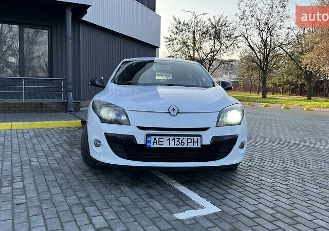 Білий Рено Меган, об'ємом двигуна 1.46 л та пробігом 250 тис. км за 7700 $, фото 9 на Automoto.ua