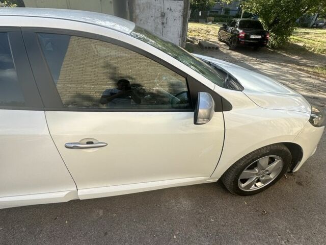 Белый Рено Меган, объемом двигателя 1.6 л и пробегом 143 тыс. км за 5600 $, фото 7 на Automoto.ua