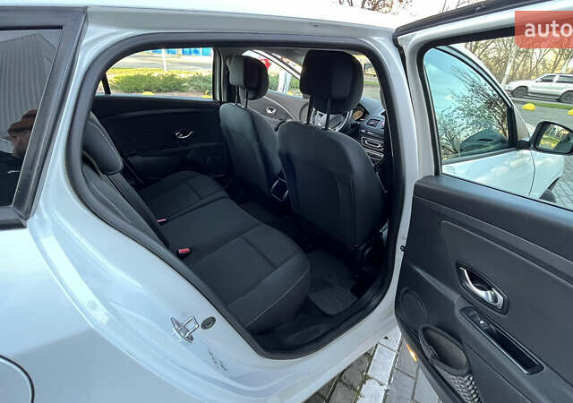 Білий Рено Меган, об'ємом двигуна 1.46 л та пробігом 250 тис. км за 7700 $, фото 16 на Automoto.ua