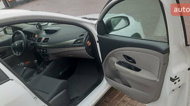 Белый Рено Меган, объемом двигателя 1.5 л и пробегом 306 тыс. км за 6499 $, фото 9 на Automoto.ua