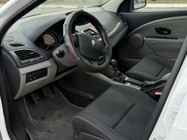 Белый Рено Меган, объемом двигателя 1.5 л и пробегом 275 тыс. км за 6600 $, фото 6 на Automoto.ua