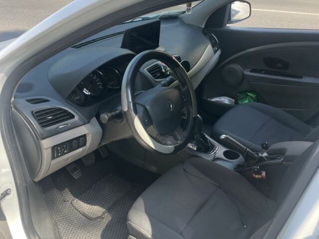 Белый Рено Меган, объемом двигателя 1.5 л и пробегом 270 тыс. км за 6500 $, фото 5 на Automoto.ua