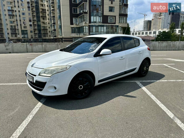Белый Рено Меган, объемом двигателя 1.5 л и пробегом 242 тыс. км за 6800 $, фото 1 на Automoto.ua