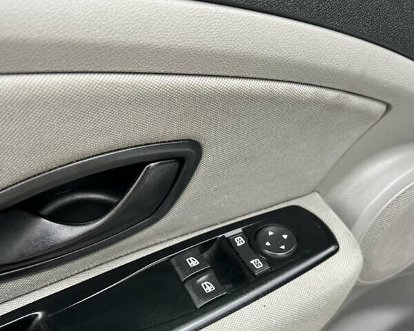 Білий Рено Меган, об'ємом двигуна 1.46 л та пробігом 199 тис. км за 6100 $, фото 17 на Automoto.ua