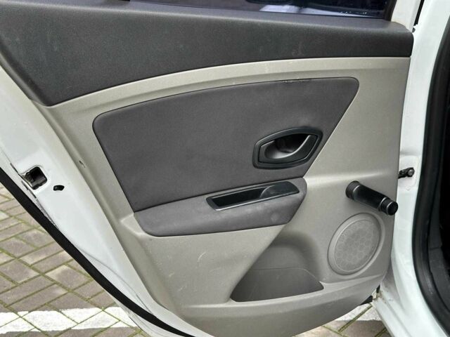 Белый Рено Меган, объемом двигателя 1.5 л и пробегом 275 тыс. км за 6440 $, фото 13 на Automoto.ua