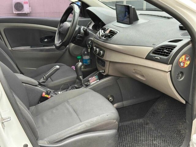 Белый Рено Меган, объемом двигателя 1.5 л и пробегом 275 тыс. км за 6440 $, фото 19 на Automoto.ua