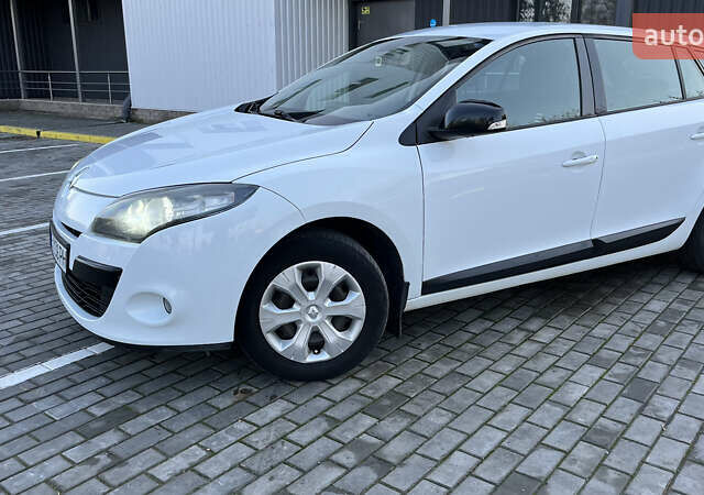 Білий Рено Меган, об'ємом двигуна 1.46 л та пробігом 250 тис. км за 7700 $, фото 1 на Automoto.ua